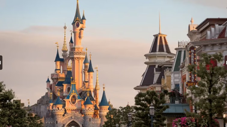 Castillo de Disneyland Paris al atardecer