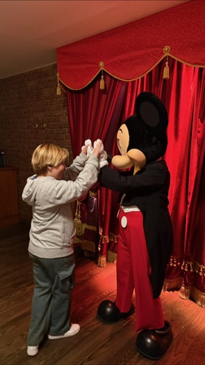Guía completa de las colas virtuales para personajes en Disneyland Paris