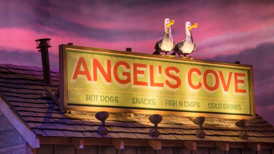 Cartel temático Angel's Cove dentro de la zona de Crush's Coaster en Disney Adventure World