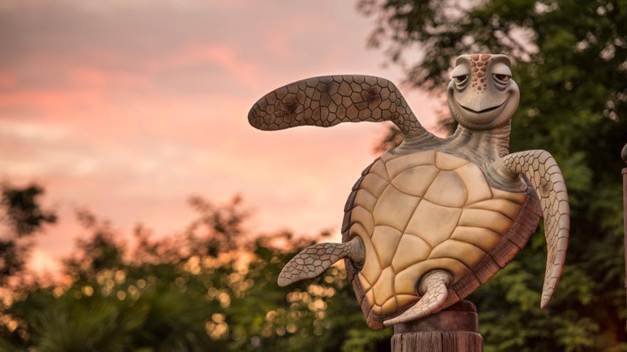 Estatua de Crush al atardecer en Disney Adventure World