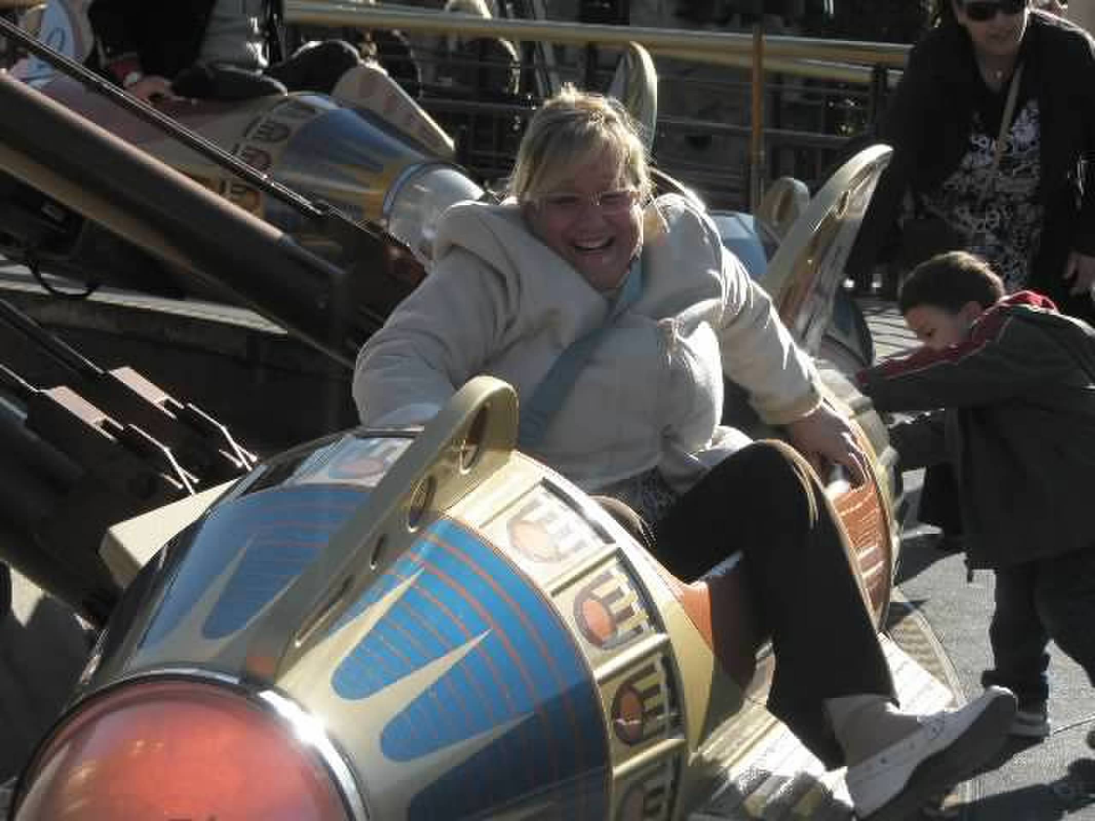 La madre de Merce disfrutando de una atracción en Disneyland Paris