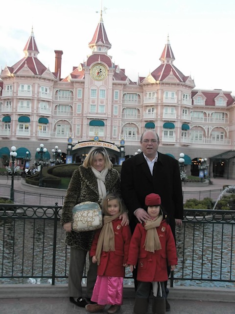 Los padres de Merce con las gemelas frente al Disneyland Hotel