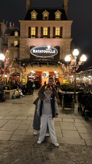 Merce con su hijo frente a Ratatouille en Disneyland Paris