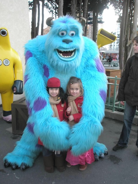 Las gemelas pequeñas con Sulley de Monstruos S.A.