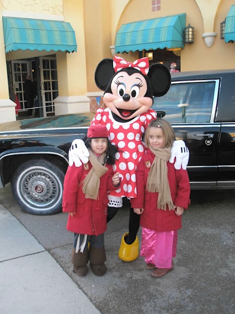 Las gemelas de Merce posando con Minnie Mouse en Disneyland Paris