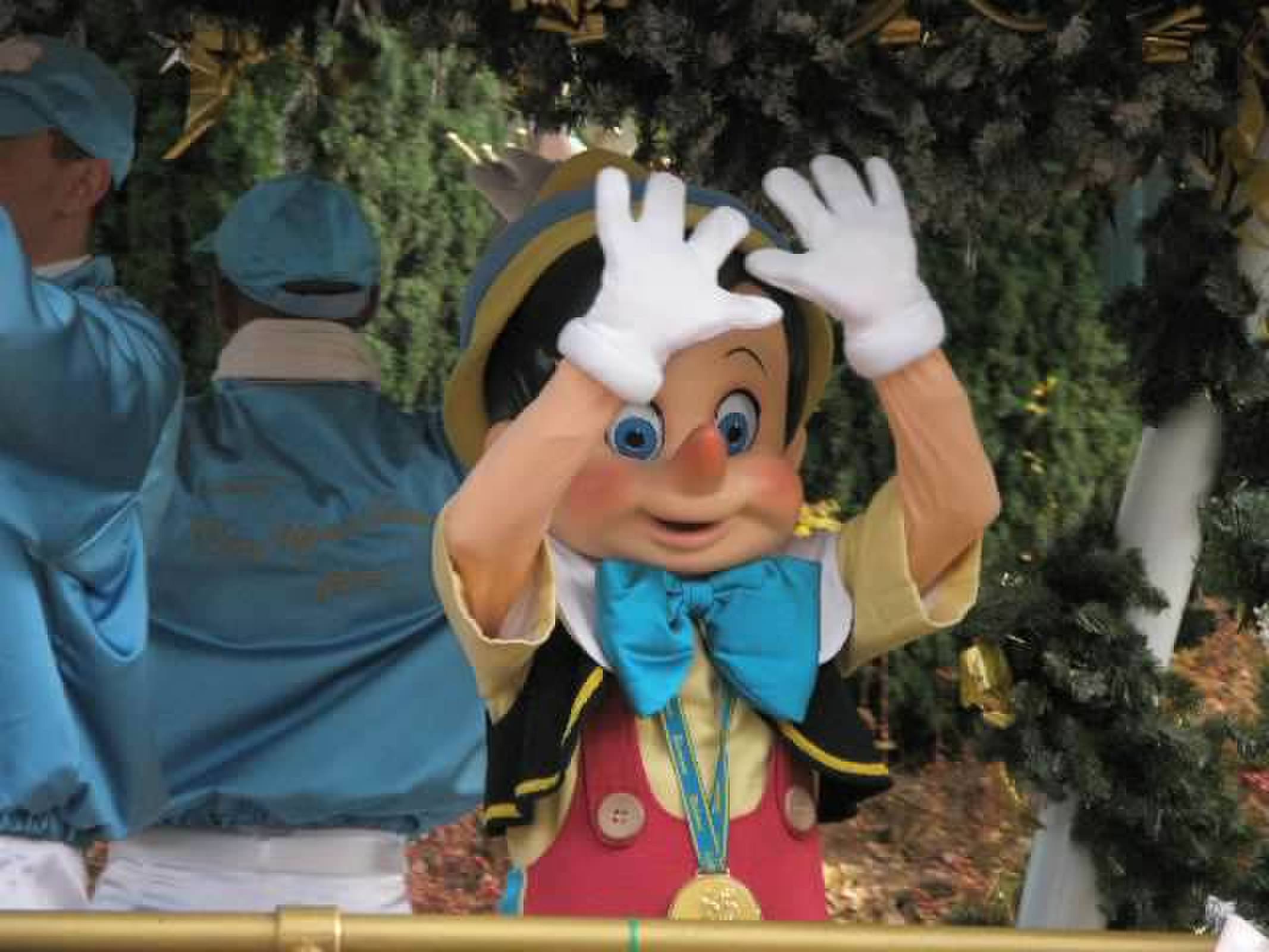 Pinocho saludando en Disneyland Paris