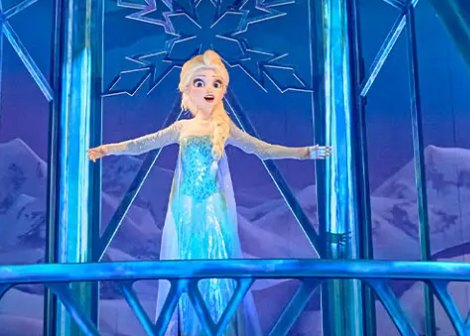 Elsa cantando Suéltalo dentro del Palacio de Hielo en Frozen Ever After