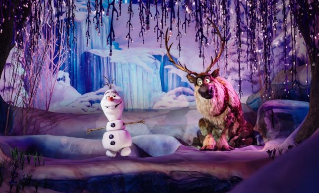 Olaf y Sven dentro de la atracción Frozen Ever After en World of Frozen