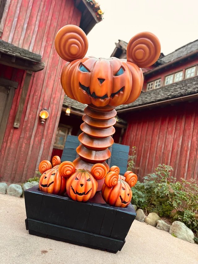 Castillo de Disneyland Paris decorado con calabazas durante el Festival de Halloween
