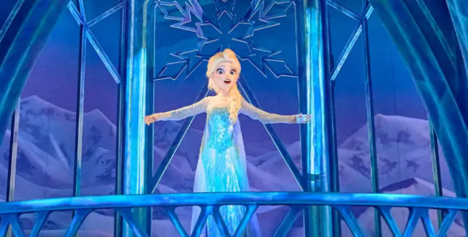 Elsa en el palacio de hielo dentro de la atracción Frozen Ever After