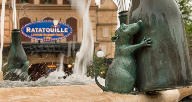 Atracción Ratatouille en Disneyland Paris con la fuente y figura de Rémy