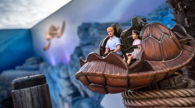 Vehículo de Crush's Coaster en Disneyland Paris con dos pasajeros