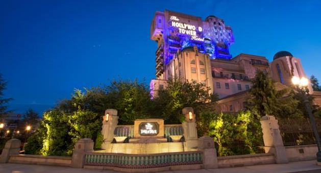 The Twilight Zone Tower of Terror iluminada de noche en Walt Disney Studios