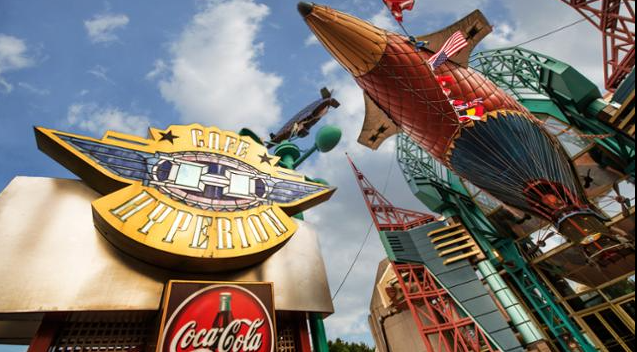 Dirigeable junto al Café Hyperion en Disneyland Paris, similar al estilo aéreo de la película Up