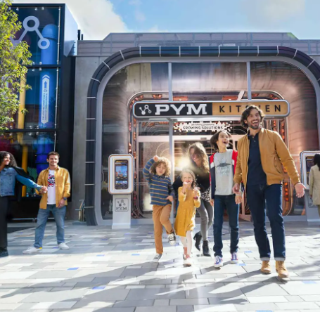 Familia saliendo de PYM Kitchen en Avengers Campus, Disneyland Paris
