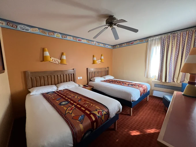 Habitación temática Cars del Disney Hotel Santa Fe con ventilador de techo