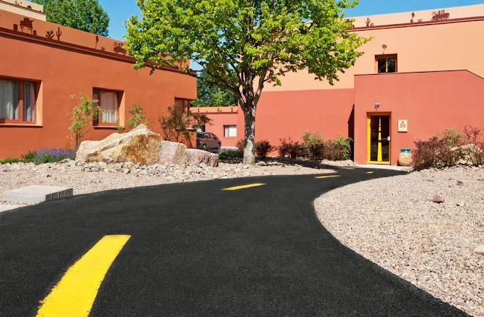 Camino de acceso con líneas amarillas estilo Ruta 66 en el Disney Hotel Santa Fe