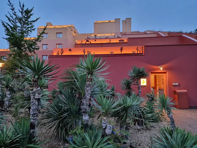 Fachada del Disney Hotel Santa Fe al atardecer con cactus y tematización Cars